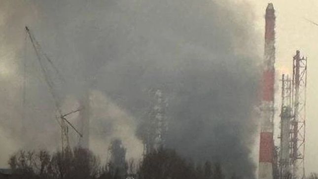 Ukrajinci zasáhli v Rusku rafinerii a chemičku