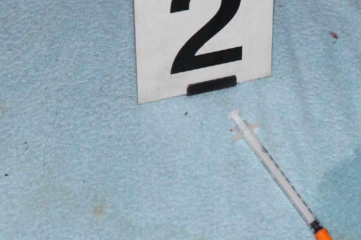 Manželé v Kopřivnici zemřeli po předávkování fentanylem. Dodavatel je ve vazbě