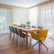 „Máme rádi nejrůznější tapety a přírodní materiály,“ přiznávají majitelé dřevostavby.