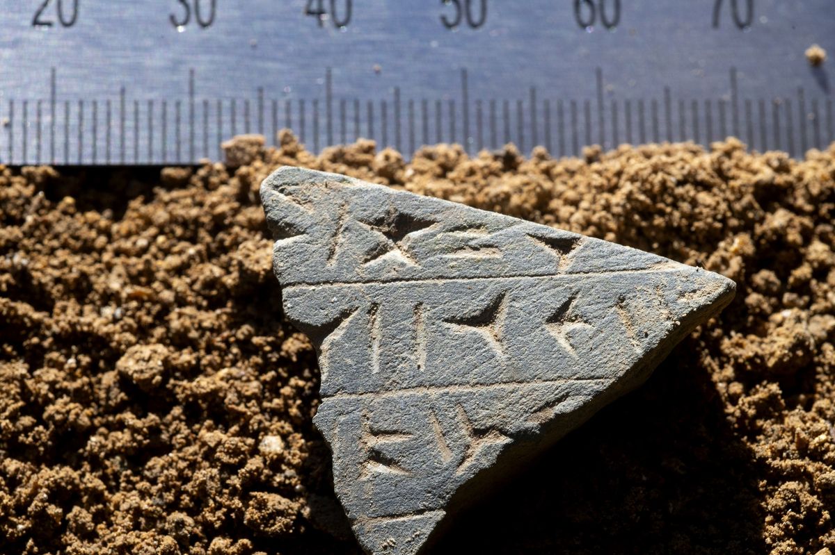 V Kateřinské jeskyni našli tajemný úlomek břidlice s klínovým písmem