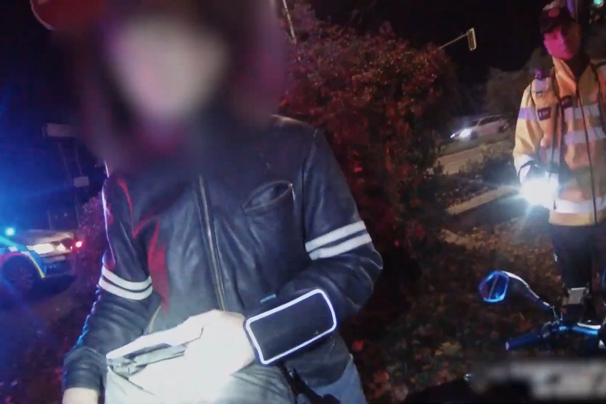 Motorkář se zákazem řízení kličkoval Brnem, motorku mu policisté odtáhli