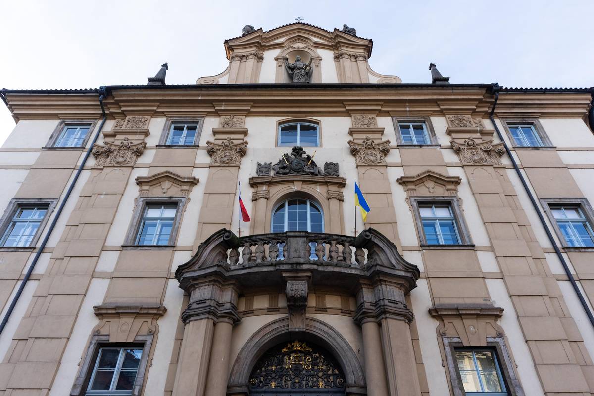 Ukrajinská vlajka je na pražské budově Klementina, kde sídlí Národní knihovna.