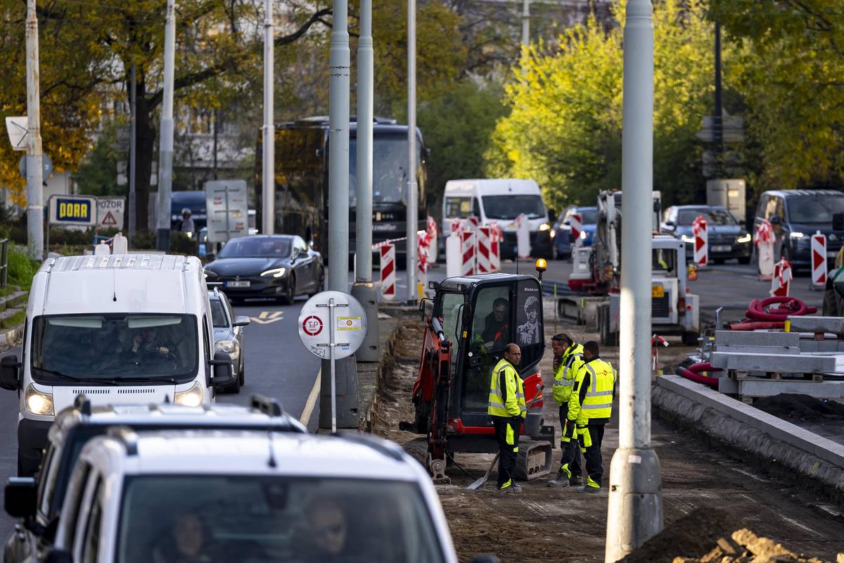 Legerova ulice u Nuselské mostu rozhodně nevypadá jako plynulý průtah přes Nové Město a Vinohrady.