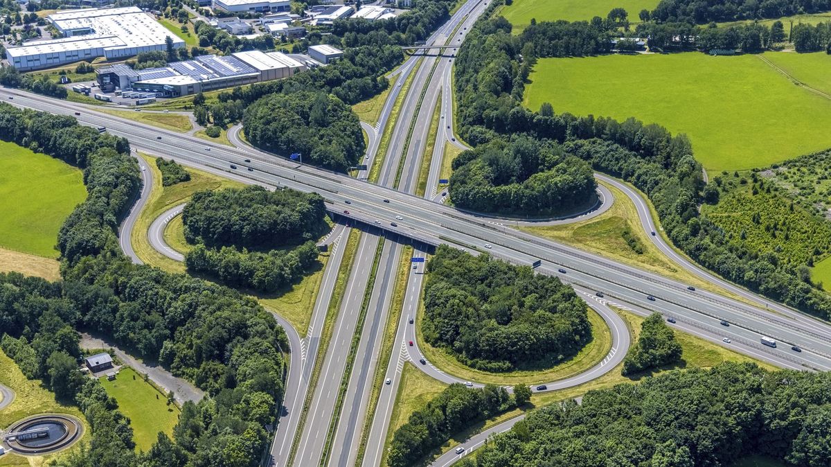 Na německé dálnici A45 se našly useknuté ruce ženy. Stopa vede k uprchlické ubytovně