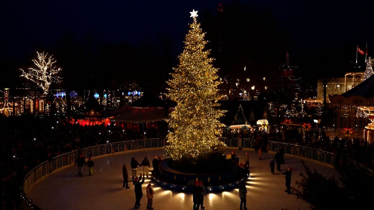 Tisíc ozdobených stromků a milion světel. Kodaňský zábavní park už má Vánoce