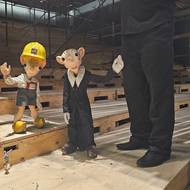 Spejbl a Hurvínek zapózovali pro Novinky v listopadu loňského roku v budoucím hledišti, kde jsou dnes nové sedačky.  