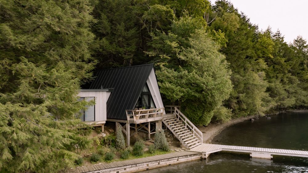 Zchátralou chatu z 50. let proměnili na moderní útočiště u jezera