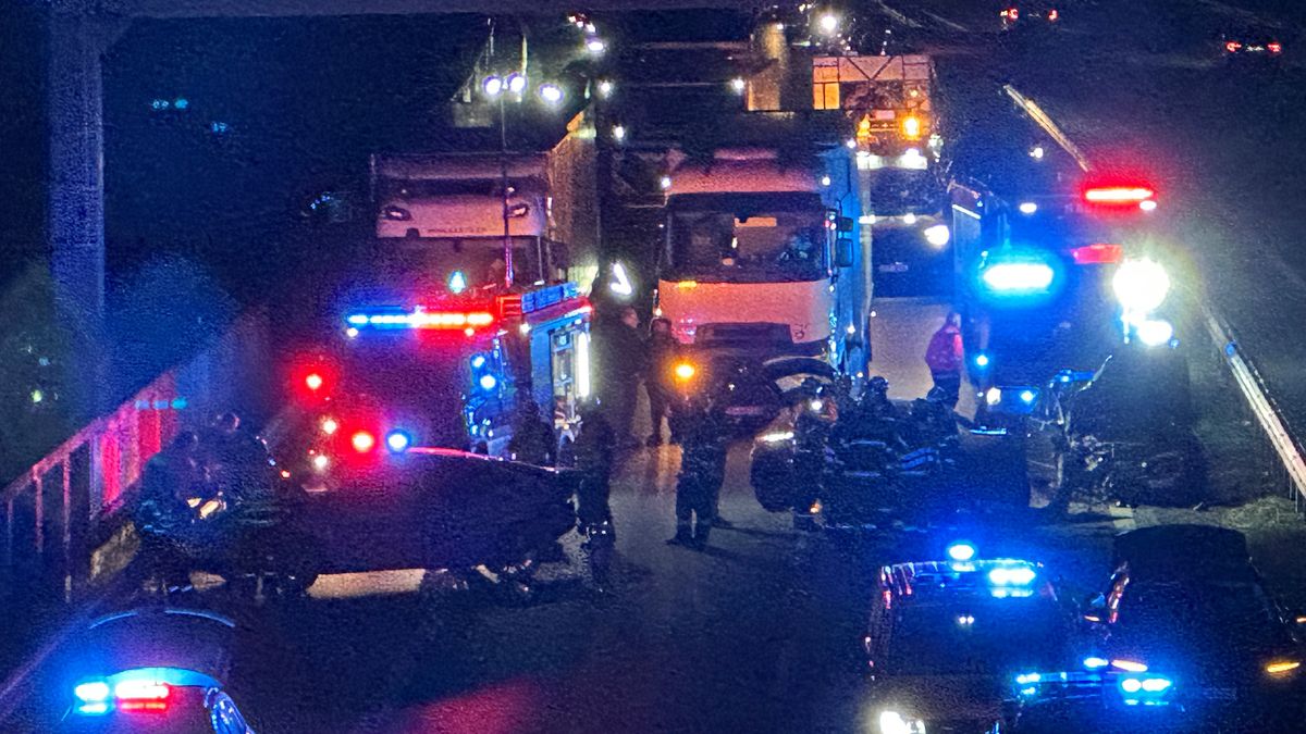 Auta rozházená po pruzích. Hromadná nehoda zablokovala dálnici D5 před Prahou