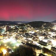 Ani světelný smog alpských měst, jako je rakouský Feldkirch, výrazně nesnížil viditelnost jasné polární záře.