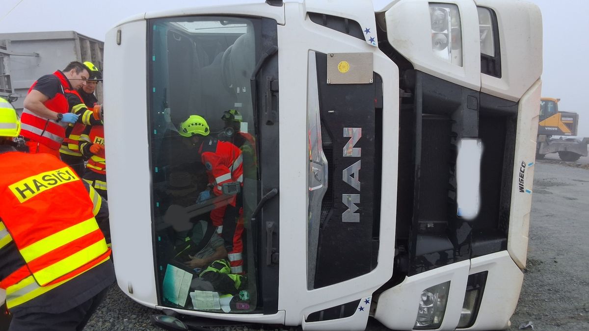 Na stavbě dálnice na Olomoucku se převrátil kamion. Řidič zůstal uvězněn v kabině