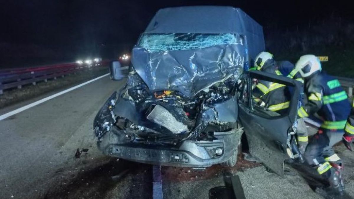 Srážka dodávky s kamionem uzavřela dálnici D3. V úseku, kde platí 150