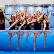 Napůl akvabely. Vítězné pólistky dokazují, že mají smysl pro humor. Marie Makovská druhá zleva