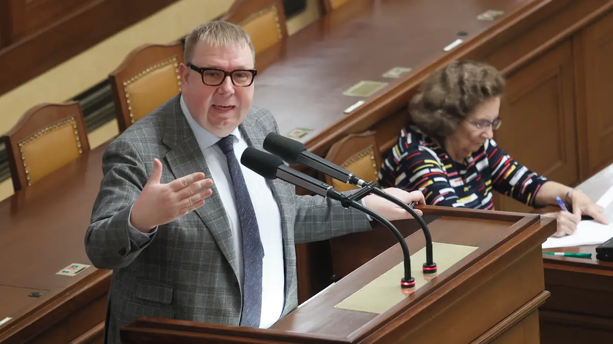 Juchelkovy změny v superdávce. Polepší si samoživitelky i lidé v místech s vysokými nájmy
