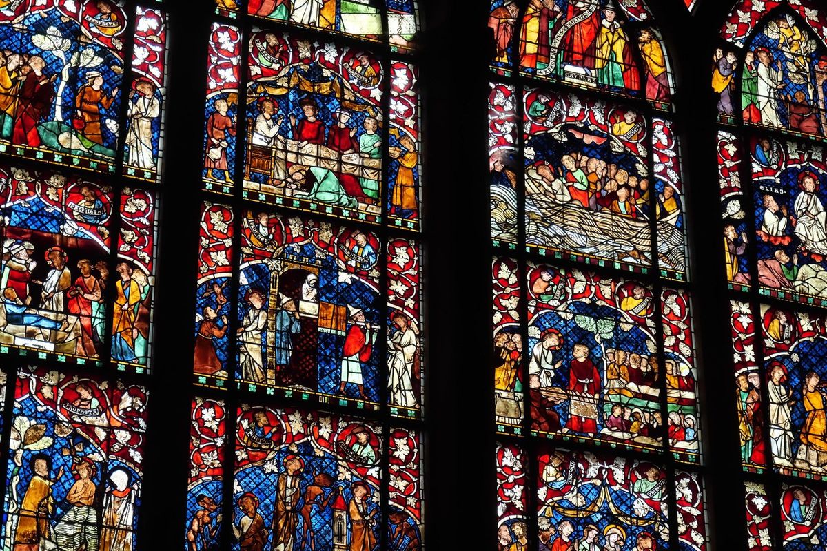 Italský politik klopýtl na schodech a hlavou rozbil vzácné vitrážové okno