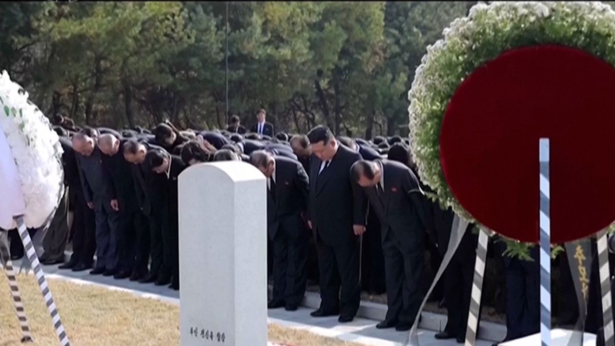 Kim Čong-un v neobvyklé póze: Poklonil se zesnulému nejvlivnějšímu funkcionáři KLDR