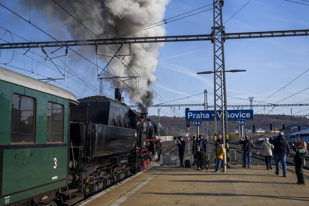 Jízda historického parního vlaku z Prahy do Českých Budějovic v rámci vzpomínkové akce Konečně doma!