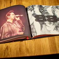 Kniha podrobně mapuje pražský koncert skupiny Depeche Mode v roce 1988.