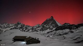 Polární záře uchvátila svět. Nejimpozantnější podívaná byla v Alpách