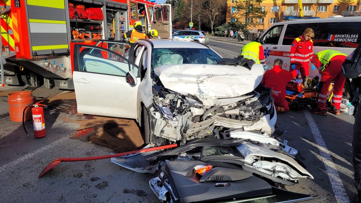 Řidič toyoty se v Bruntále čelně srazil s kamionem, zřejmě kvůli mikrospánku