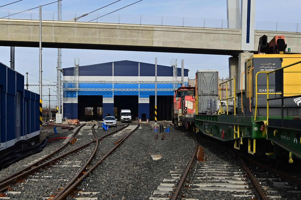 Opravárenská hala v Chebu je jednou z nejvýznamnějších investic Českých drah. Stát má už na jaře