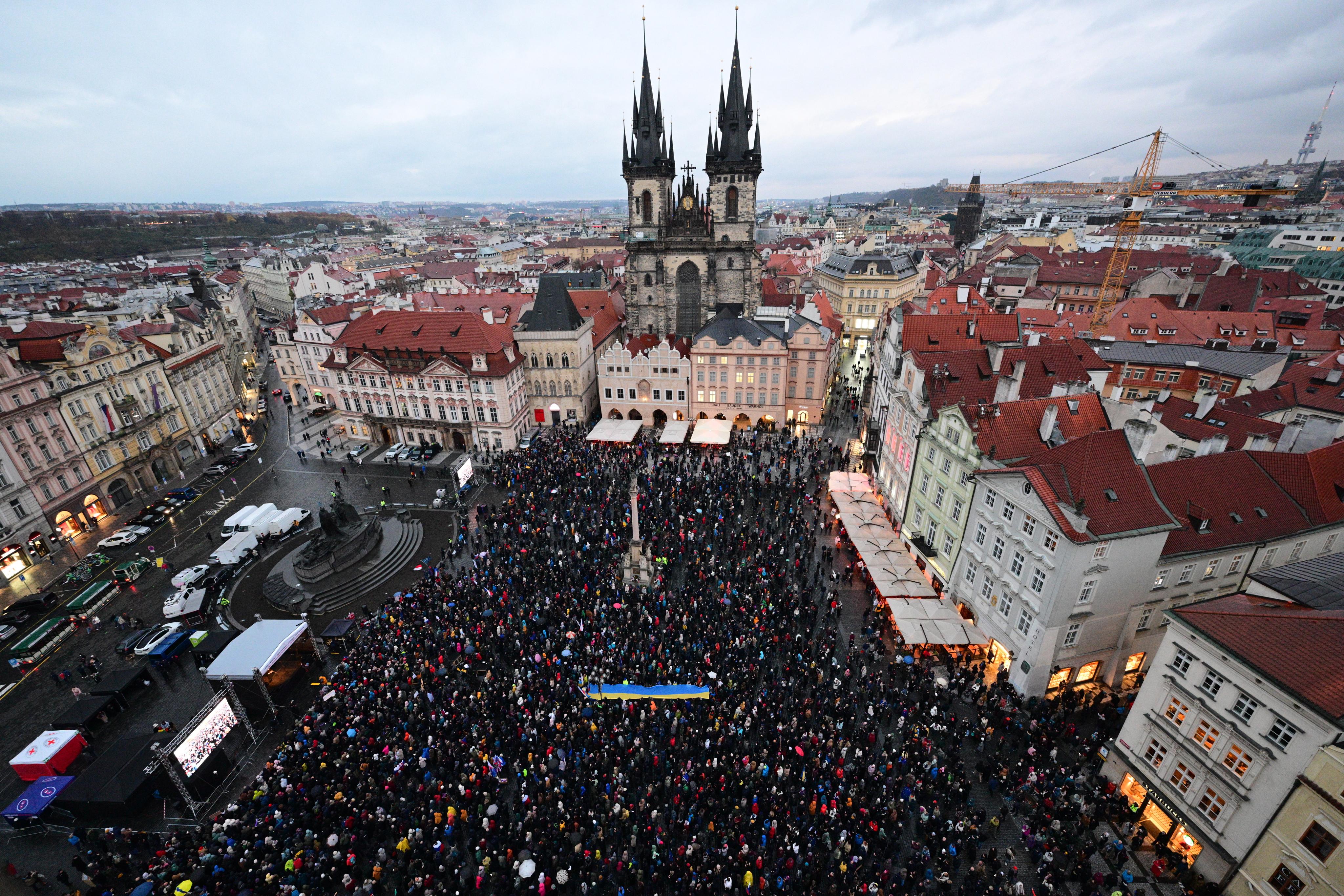 Jan Cina zazpíval Modlitbu pro Martu z balkonu v rámci brněnských oslav