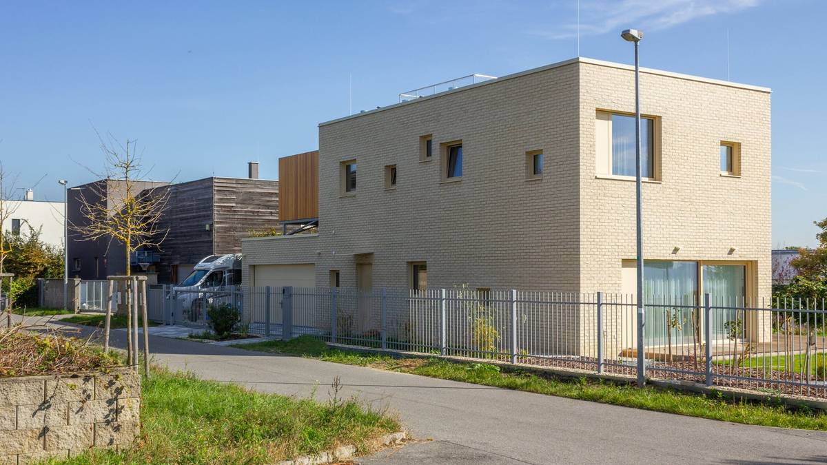 Při pohledu z ulice působí stavba uzavřenějším dojmem.