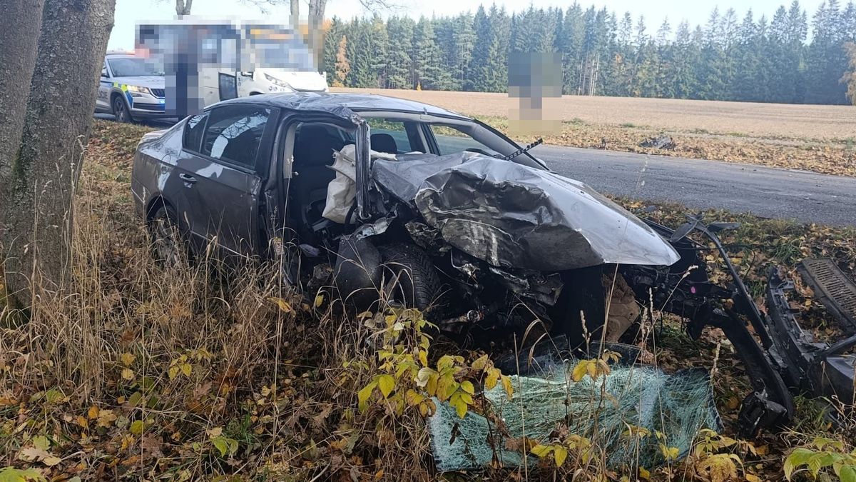 Tajná projížďka na Karlovarsku skončila drsnou havárií. Motor letěl dvacet metrů