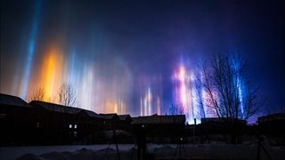 Oblohu nad Čínou rozzářily podivuhodné světelné sloupy
