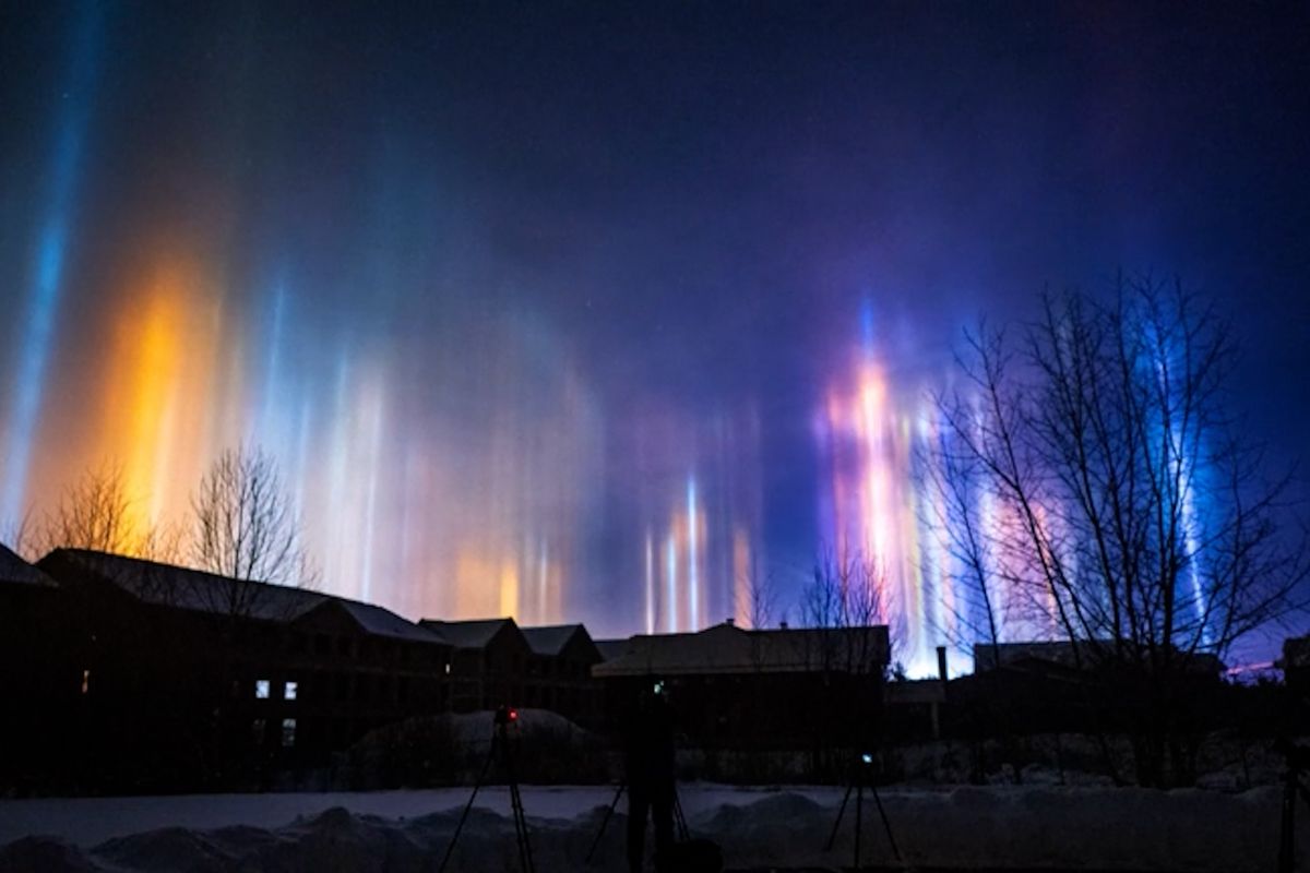 Oblohu nad Čínou rozzářily podivuhodné světelné sloupy
