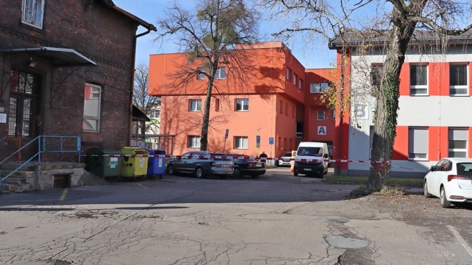 Tragédie v ostravské nemocnici. Muž přišel na kontrolu a zabila ho couvající dodávka