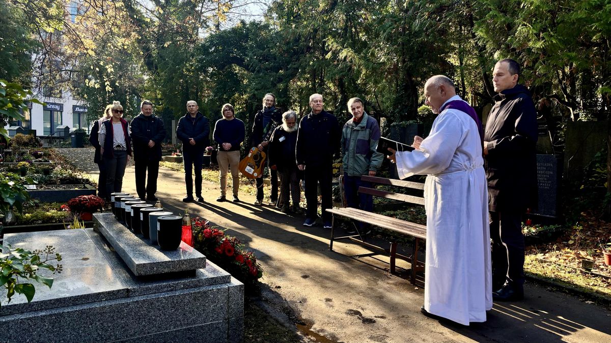 Muzikanti bez domova zahráli na pohřbu zemřelých, ke kterým se v Praze 7 nikdo nehlásí