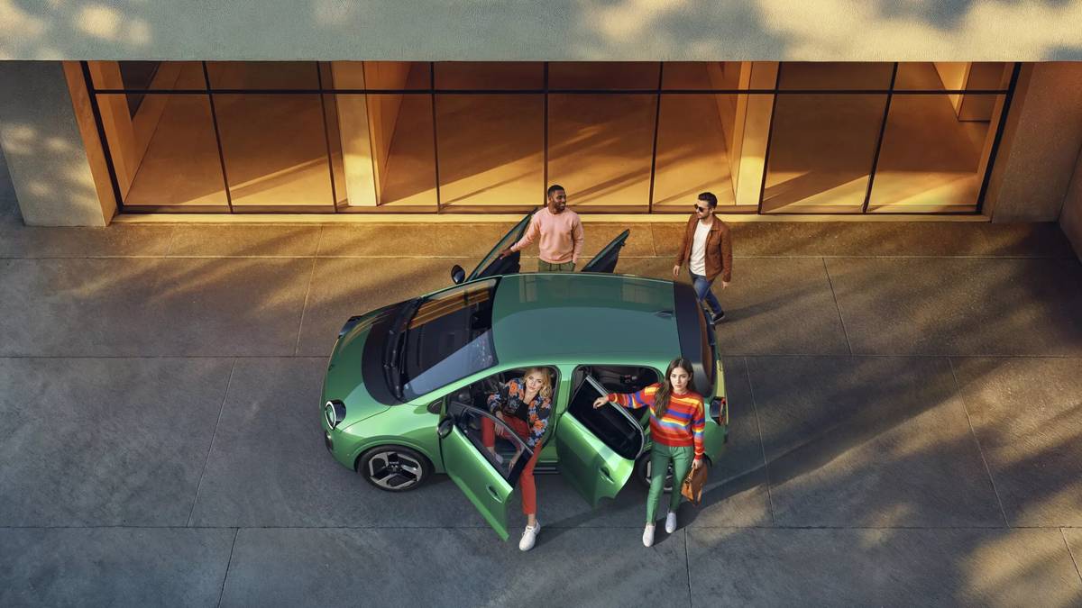 Díky dlouhému rozvoru a šikovné práci s prostorem nabídne kabina čtyři plnohodnotná místa.