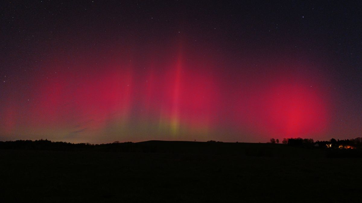 Velkolepé. Časosběrné záběry ukazují silnou polární záři nad Českem