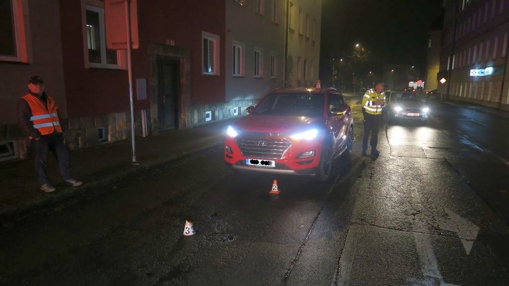 Žena v Šumperku přecházela silnici deset metrů od přechodu a srazilo ji auto