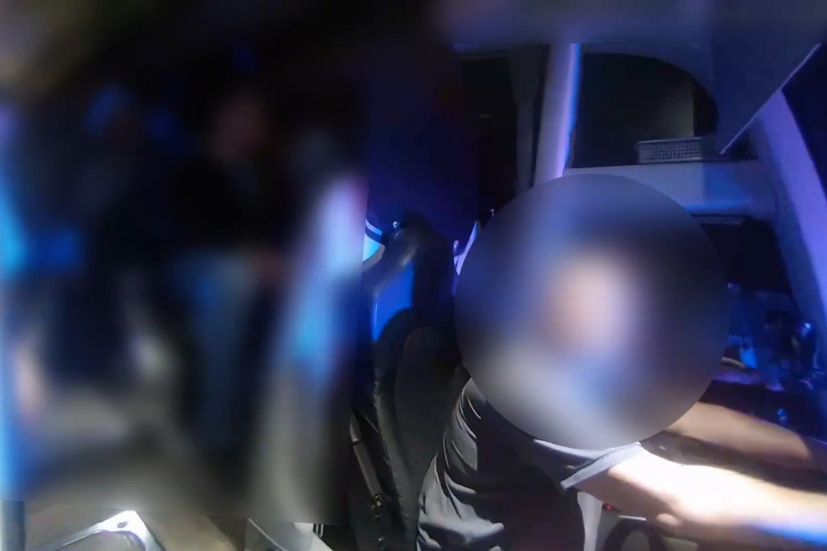 Policie zveřejnila video ze záchrany cestujících, s nimiž ujížděl opilý řidič a odmítl zastavit