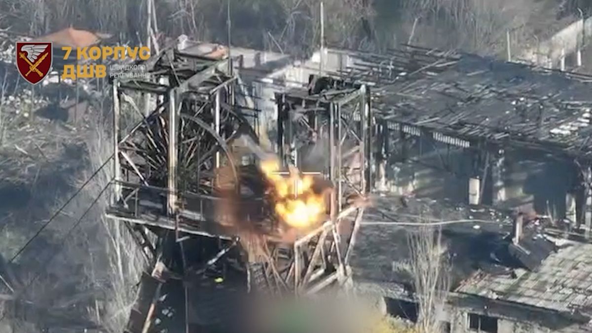 Myrnohrad je náš, tvrdili Rusové a vyvěsili vlajku. Ukrajinci jim ji sestřelili dronem