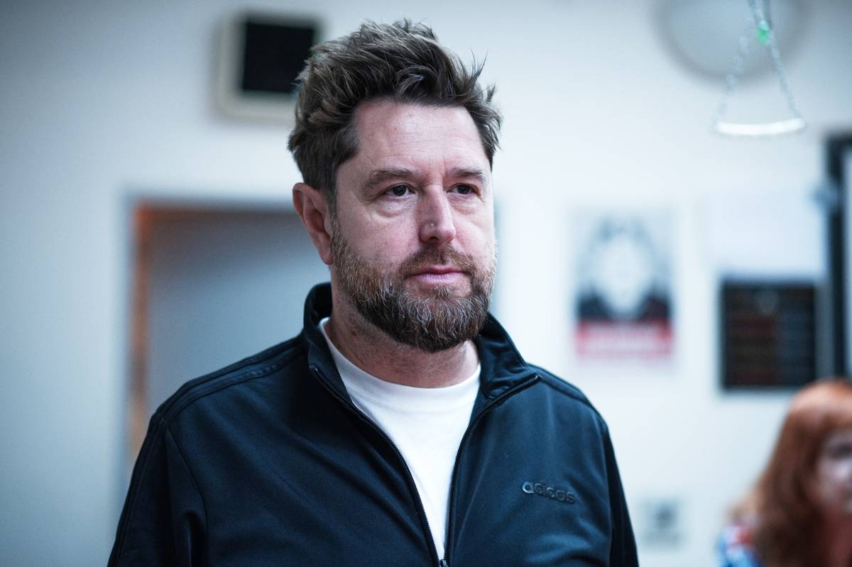 Režisér Thomas Zielinski pojal inscenaci jako činohru s koncertem.