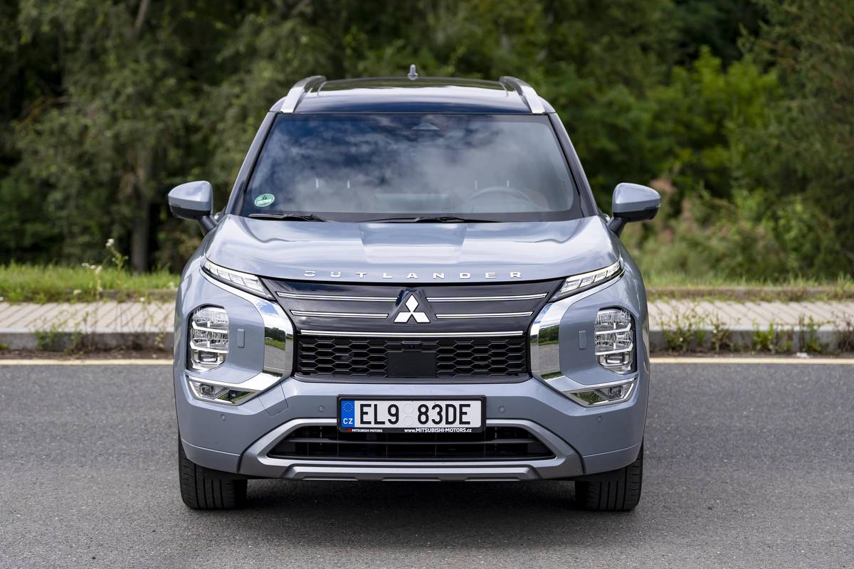 Mitsubishi Outlander zaujme v nové generaci především výraznou přídí s dělenými světlomety a masivním chromovaným dekorem.