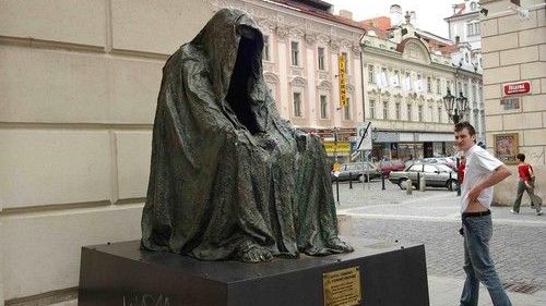 Praha 1 odstranila kontroverzní sochu u Stavovského divadla