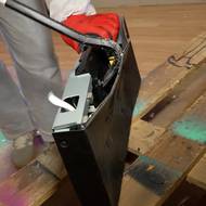 Poradit si ale kromě skla musí každý i s elektronikou. Třeba s nefunkčním přehrávačem DVD. 