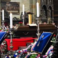 Veřejnost se mohla s Dukou rozloučit již během čtvrtka a pátku, kdy byla rakev s ostatky vystavena v Kapitulním kostele Všech svatých na Pražském hradě.