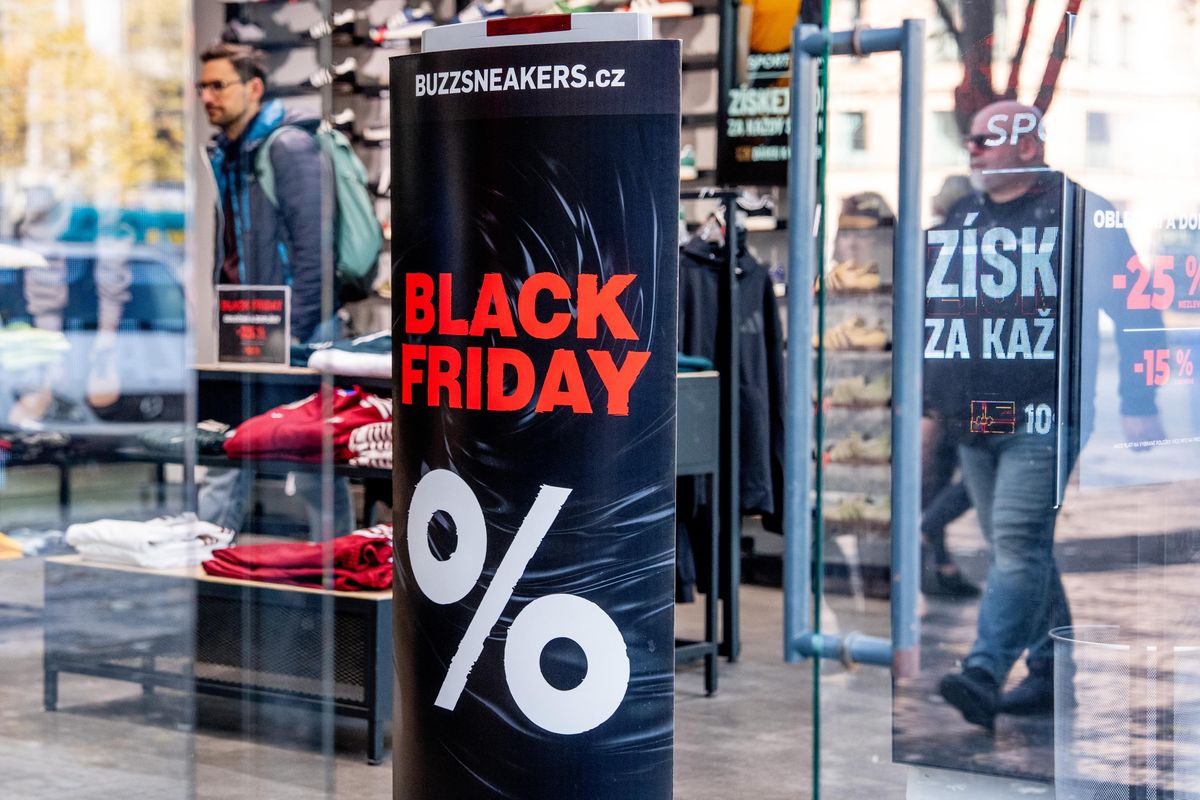 Ve slevách Black Friday se nabízejí i dovolené, zážitky nebo nábytek