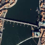 Kolik bylo turistů na Karlově mostě? Ze snímku pořízeného z výšky 620 kilometrů to skoro jde spočítat. 