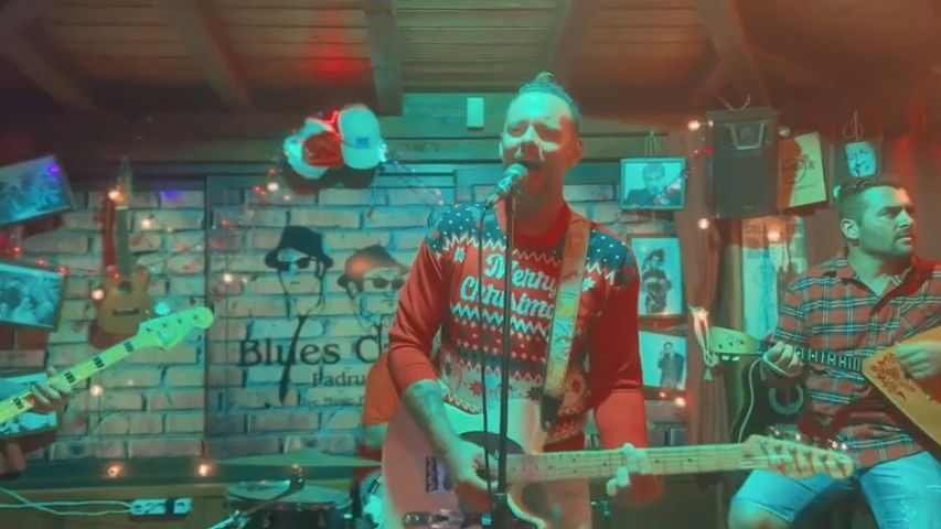 Dvacet let na scéně slaví zpěvák MikAel svátečně. Vyrazil novou cestou a natočil k tomu na Sardinii klip