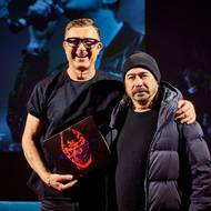 Kmotrem knihy se stal i bývalý producent Depeche Mode Tim Simeon (vpravo).