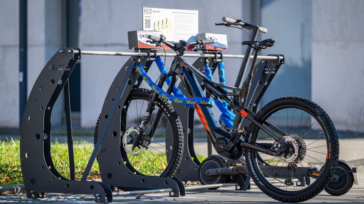 V Karviné zamykají kola QR kódem. V plánu je i zamykání tričkem či samolepkou