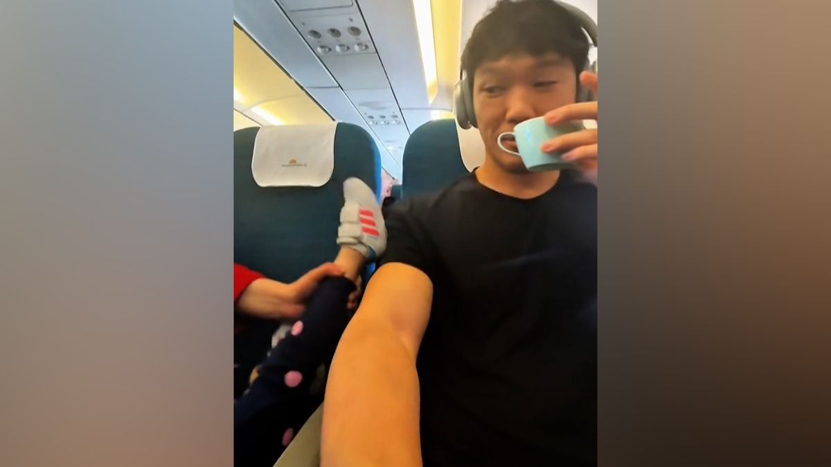 Nejhorší let vůbec. Cestující musel snést kopance od batolete