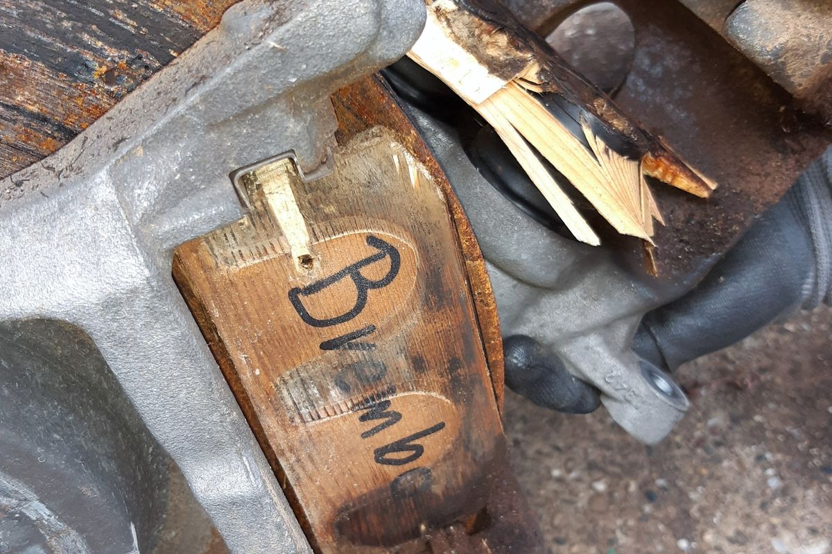 Luxusní mercedes z aukce špatně brzdil. Měl destičky ze dřeva