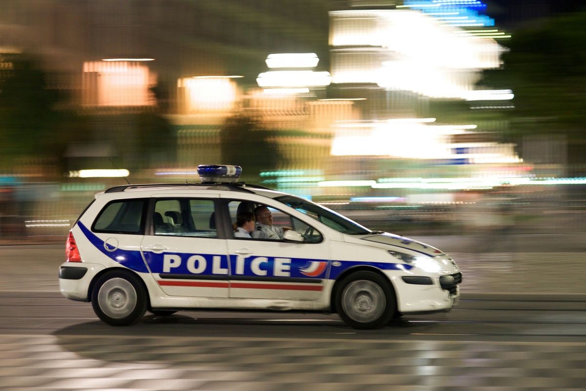 Unesenou ženu nucenou v Paříži k prostituci zachránil její klient. Po zaplacení zalarmoval policii