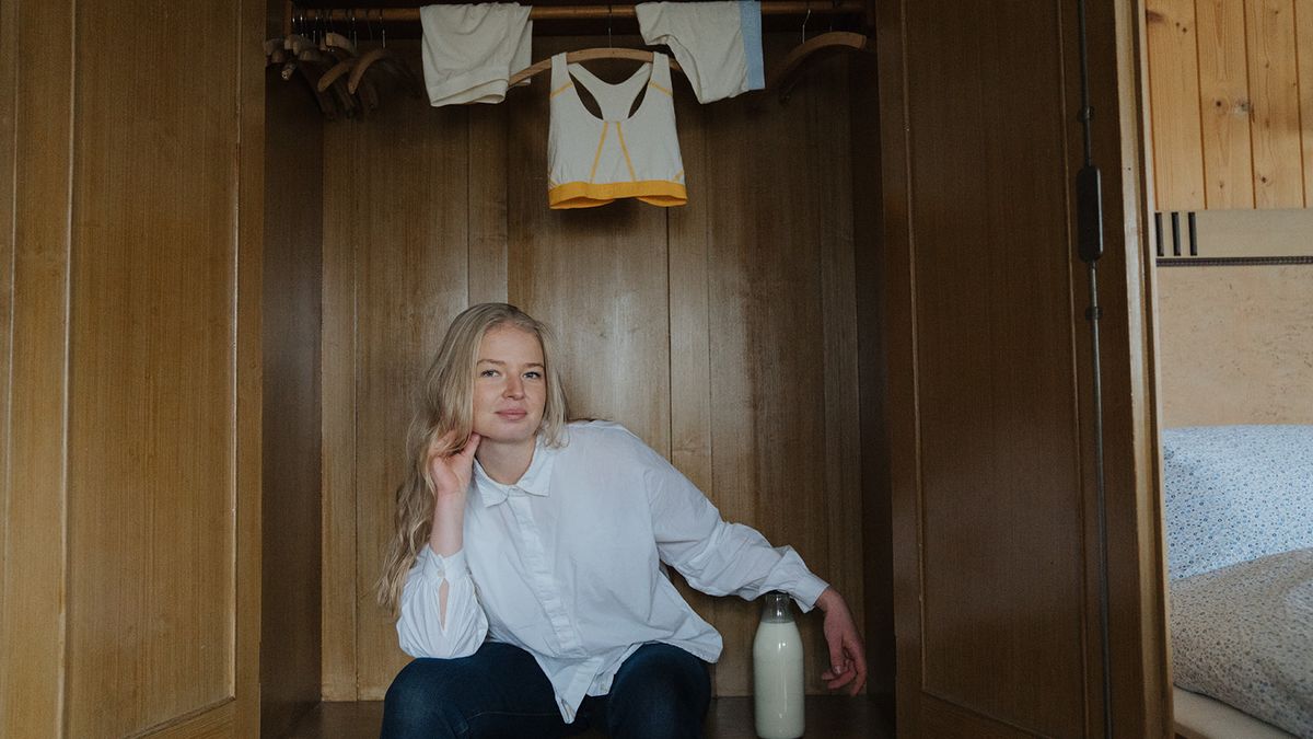 Šije spodní prádlo z mléka a pokukuje i po látce z pomerančů 